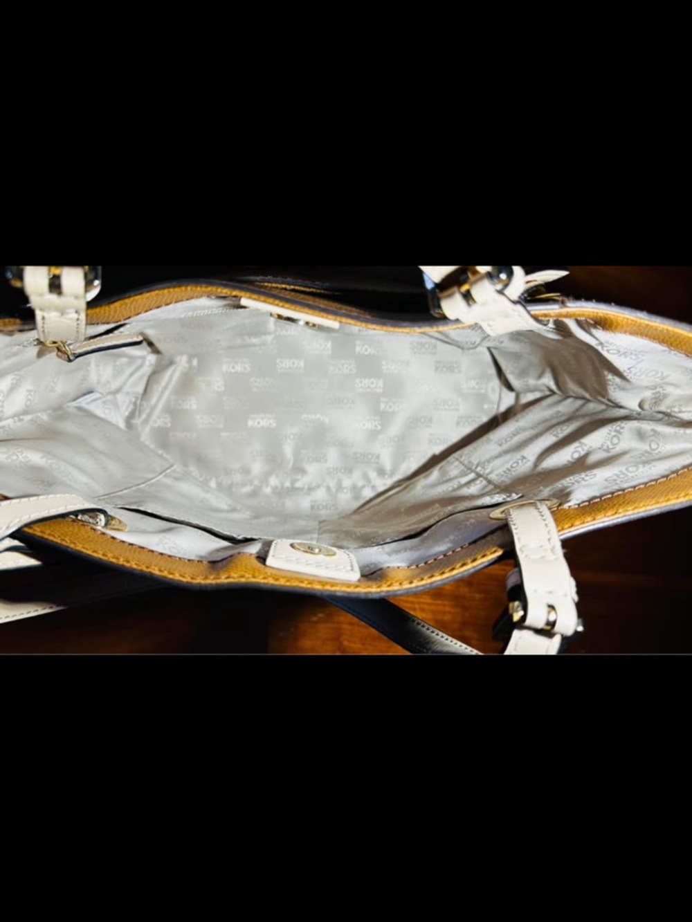 Michael Kors Saffiano
Leather Purse Jet Set Tote
Bag - Picture 3 of 10